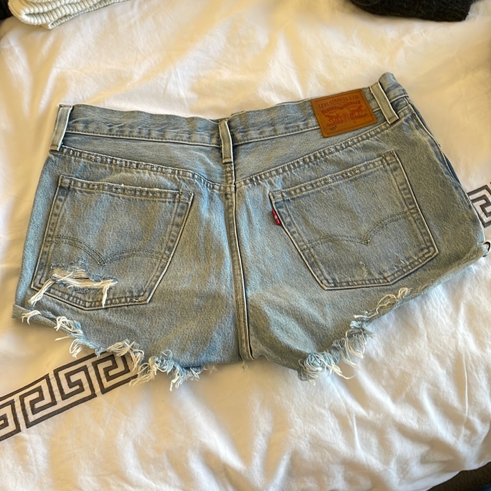 LEVI’s 501 cut off jean shorts